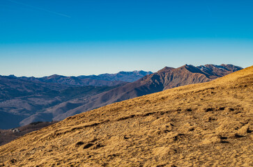 Paesaggio appenninico in inverno senza neve