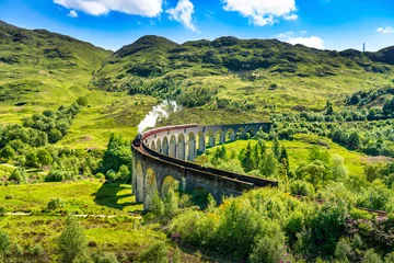 Fotobehang Glenfinnanviaduct Glenfinnan Railway Viaduct in Scotland with the steam train passing over