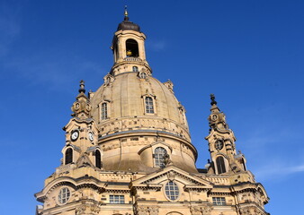 Fototapeta na wymiar Beeindruckende Kuppel der Frauenkirche vor strahlend blauem Himmel