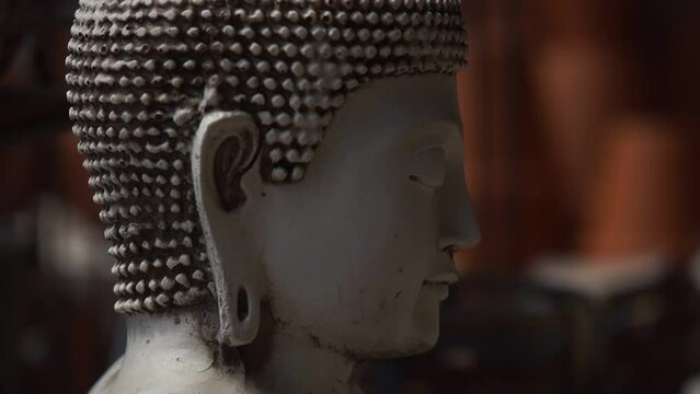 Buda hind&uacute; de perfil con una luz viniendo desde la ventana a su espalda