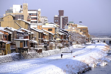 Fototapeta premium 2023年1月25日の早朝 京都府京都市 大雪 四条大橋から町家をのぞむ
