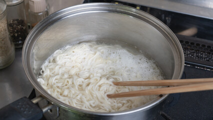 インスタント麺を作る　イメージ