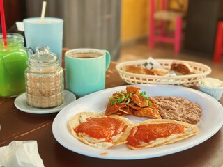 desayuno tipico mexicano huevos rancheros cafe chilaquiles frijoles restaurante rustico
