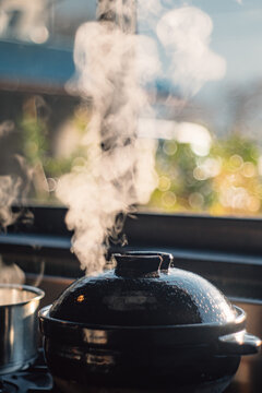 Making rice with earthen pod