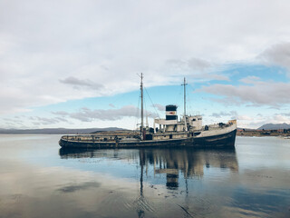 Fototapeta premium boats in the harbor going to antarctica
