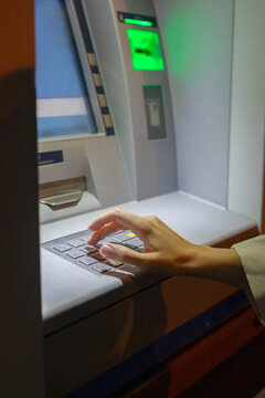 girl enter credit card password