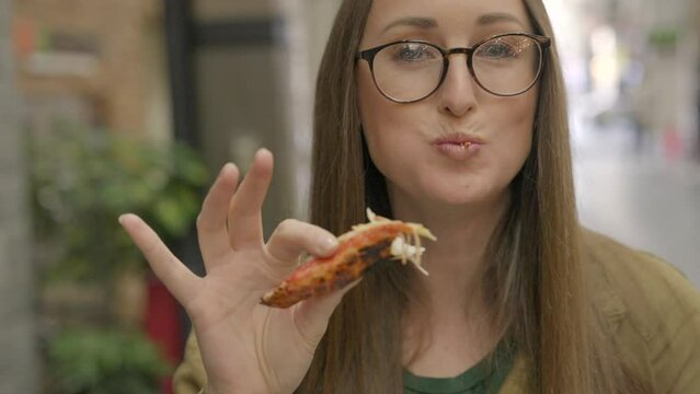 This video shows a woman eating delicious crab street food.