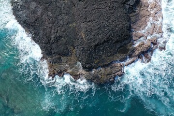Obraz premium Waves Crashing on Black Rock 