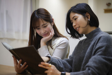 アルバムを見る女性