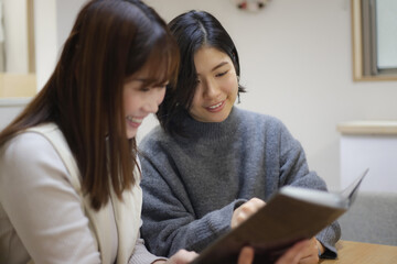 アルバムを見る女性