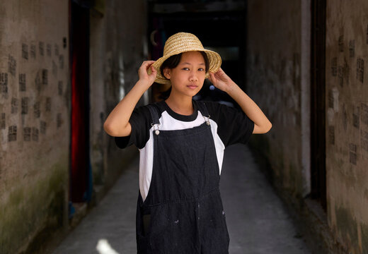 Asian girl standing at the entrance of the alley in the old cit