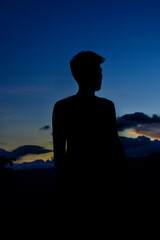 Fototapeta premium Silueta de modelo en ocaso.