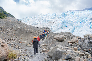 Un grupo de personas está comenzando su caminata sobre el Glaciar Perito Moreno en la Provincia de...