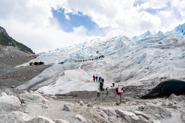 Un grupo de personas está caminando sobre el Glaciar Perito Moreno en la Provincia de Santa Cruz.