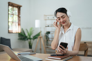 Obraz premium Cheerful young woman listneing to music while sitting in her house, Domestic life.