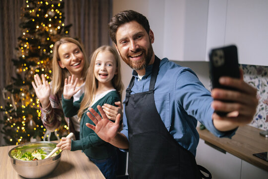 Call camera family happy selfie  smartphone Christmas tree 