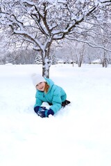 Fototapeta na wymiar girl playing in snow