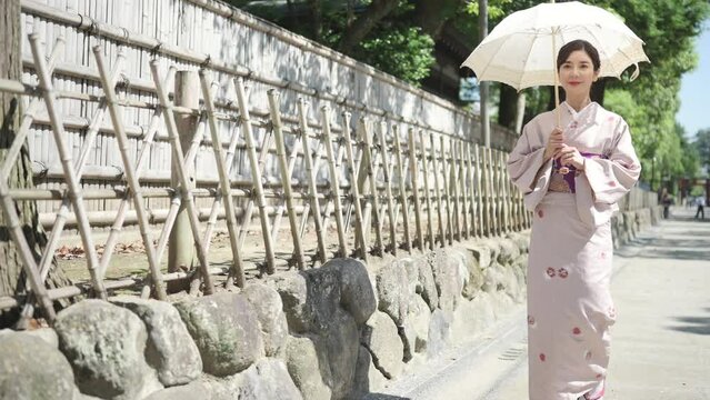 日傘を差して歩く着物を着た女性　スローモーション