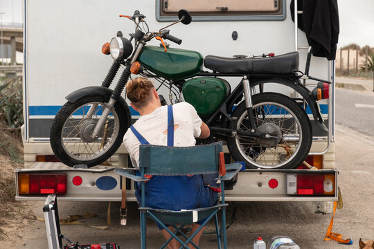 Two traveling friends in caravan.