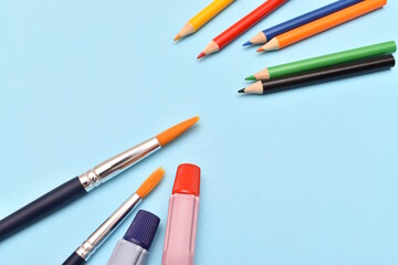 絵の具と色鉛筆