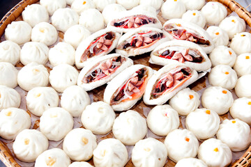 Steamed buns are steamed hot. There are many types of buns. (Pork custard pork) is popular for Chinese people of Chinese descent.