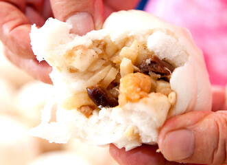 Steamed buns are steamed hot. There are many types of buns. (Pork custard pork) is popular for Chinese people of Chinese descent.