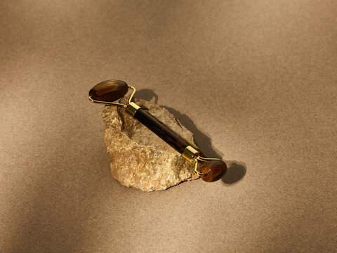 Elegant facial roller