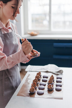 Process of making macarons in home confectionery.