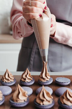 Process of making caramel macarons.