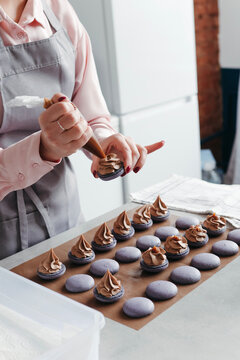 Process of making caramel macarons.