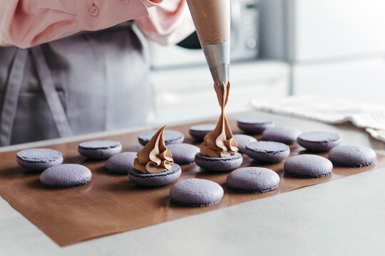Process of making macarons cakes.