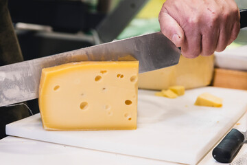 Geschnittener Käse an der Käsetheke
