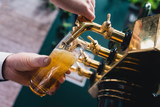 Frisches Bier am Tresen zapfen