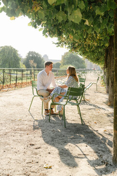couple in Tuilerie garden in Paris 