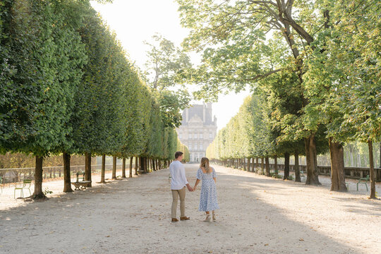 couple in Tuilerie garden in Paris 