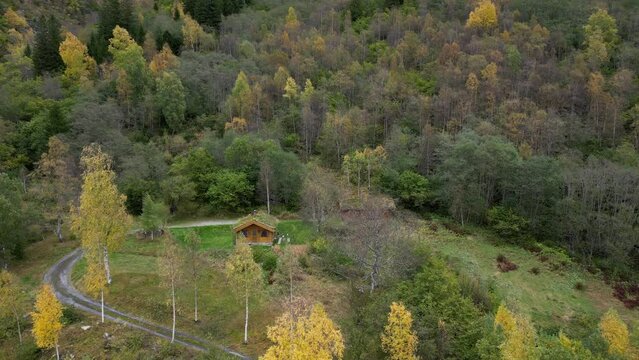 Cabin located on Vike in Eikesdal, one hour's drive from Molde city. Beautifully located in the steep mountainside, surrounded by autumn-colored trees. Steep mountains rise up behind the cabin.