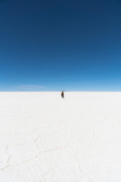 Man walking in a white landscpae