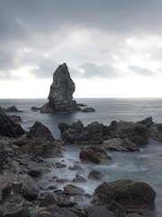 Fototapeta na wymiar 海にそびえる巨岩