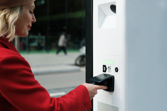 Connecting cable to electric car charging station
