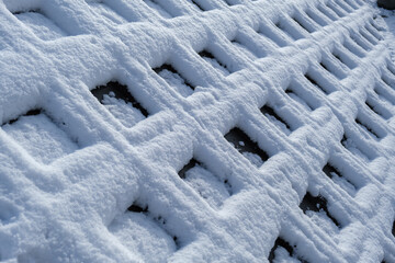 雪の積もる壁