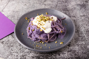 spaghetti with cream of purple cabbage and cheese.