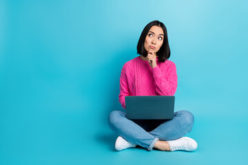 Full length photo of pretty doubtful lady wear pink pullover reading modern device empty space isolated blue color background - obrazy, fototapety, plakaty