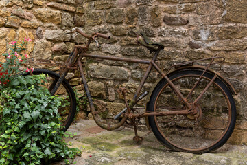 Fototapeta na wymiar Val d'Oingt Old Bike