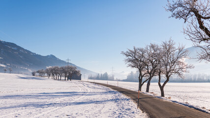 Obraz premium Kleine Landstrasse im österreichischen Bezirk Liezen bei Trieben im Winter