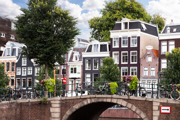 Obraz premium Bridge over the Spiegelgracht and historic canal houses along the Prinsengracht in the center of Amsterdam.
