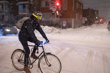 Cycliste roulant pendant une averse de neige