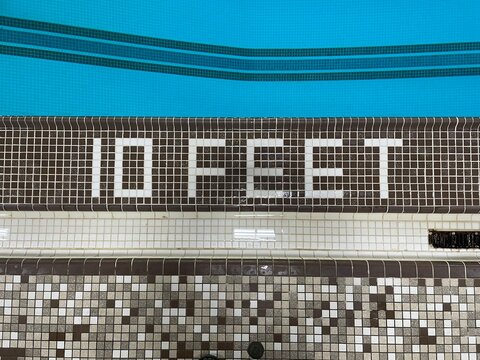 10 feet deep sign at pool
