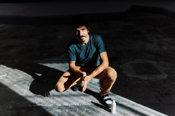 Sportsman applying chalk on hands