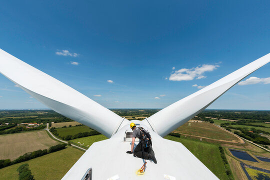 eolienne en maintenance sur une nacelle d'&eacute;olienne