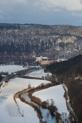 Schwäbische Alb im Winter mit Ausblick auf Kloster Beuron im Oberen Donautal
